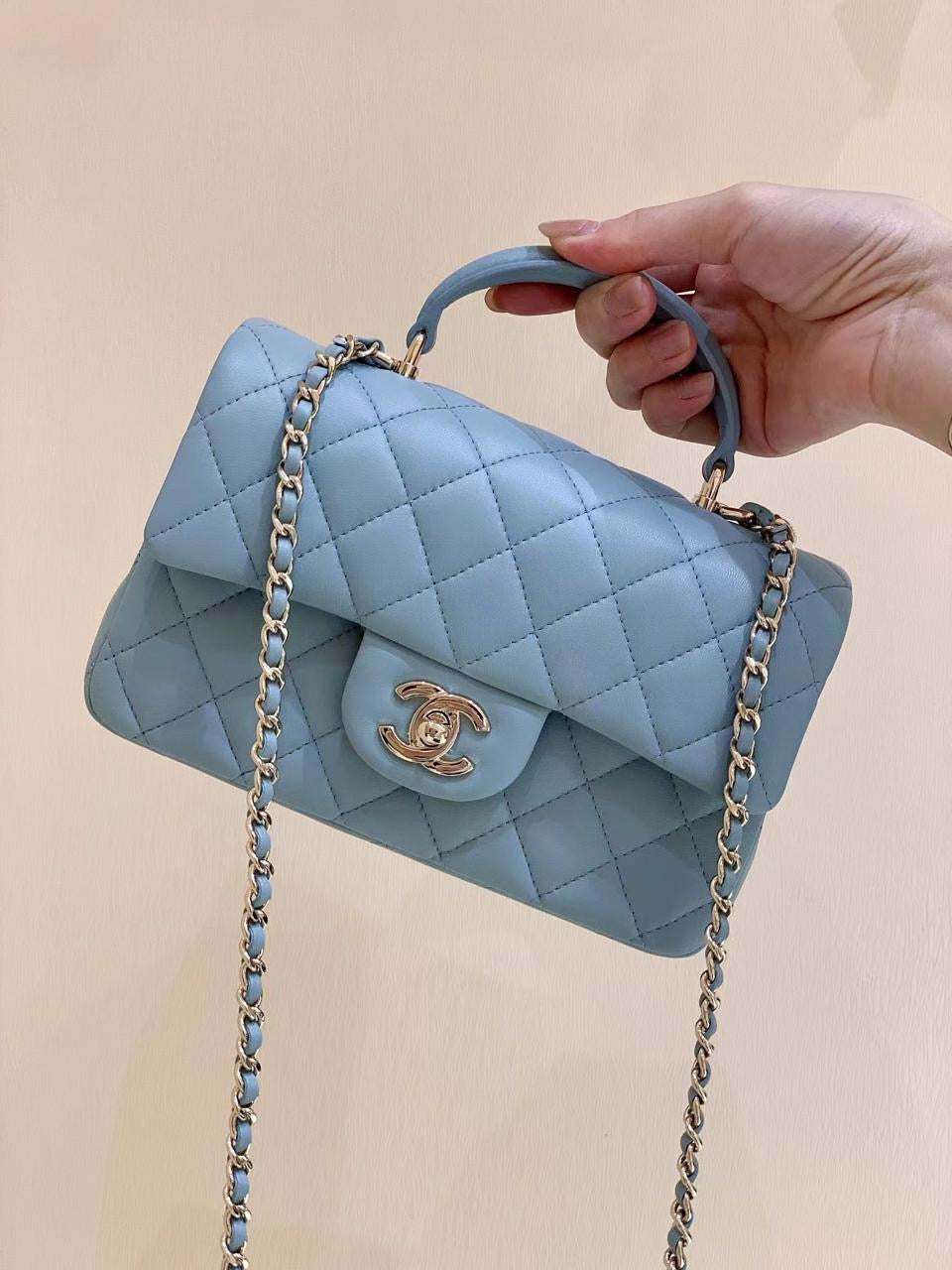 Quilted Bag with Top Handle – Modern Sophistication